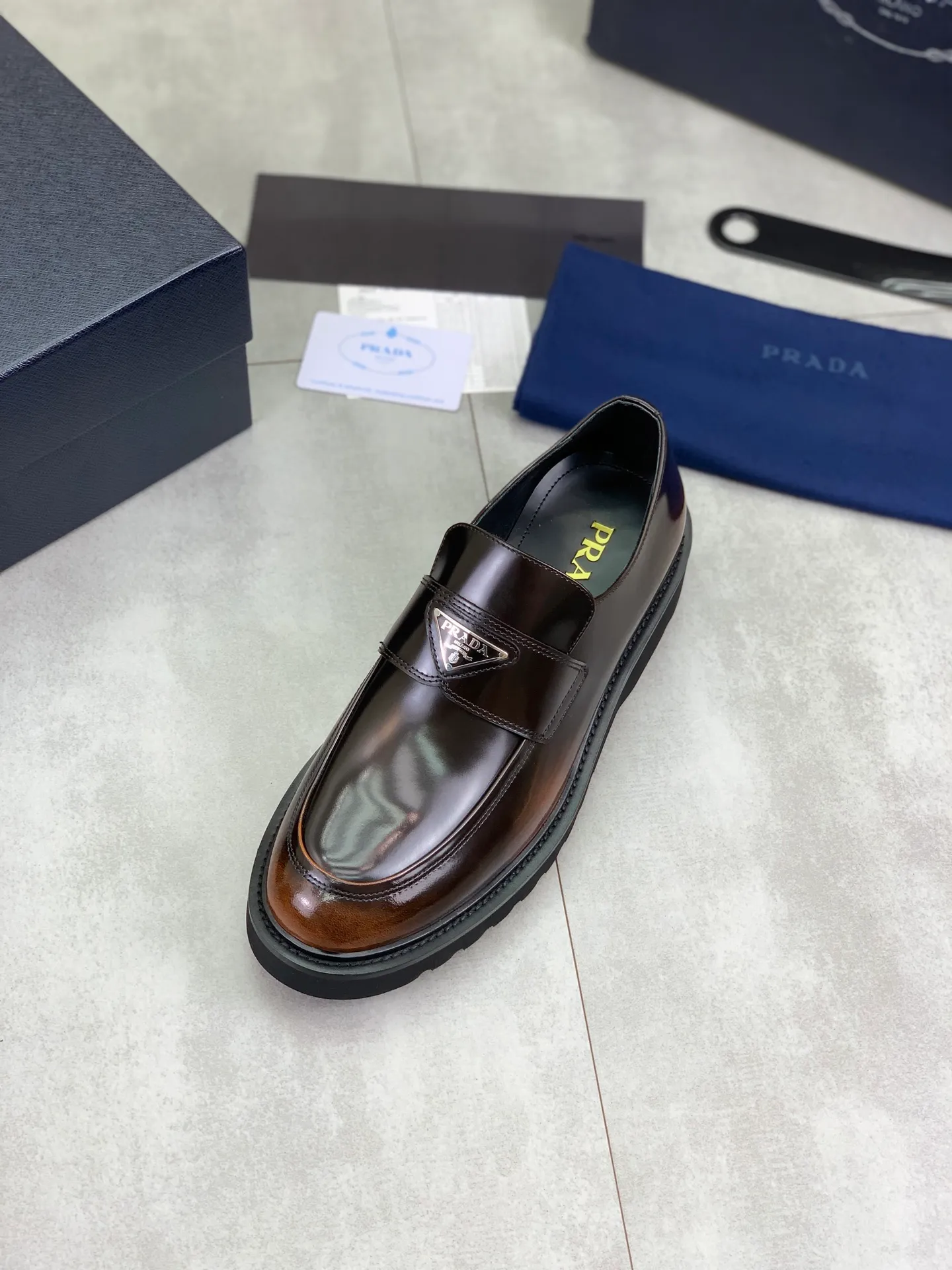 Factory price P860 💰Original quality, top version🔱 ＰＲＡＤＡPrada. Men's business casual leather shoes, top-quality leather shoes. 1:1 shipment ⬆️Luxurious and noble 👞All imported original color-rubbed edge beads, just to create a more comfortable wearing experience. Upper: Original comfortable open-edge bead rubbed color calfskin ➕Top imported water-dyed full cow lining, original lightweight and comfortable TPU foam combination bottom ✔️Code number: 39-45 (38.46 47 can be customized)